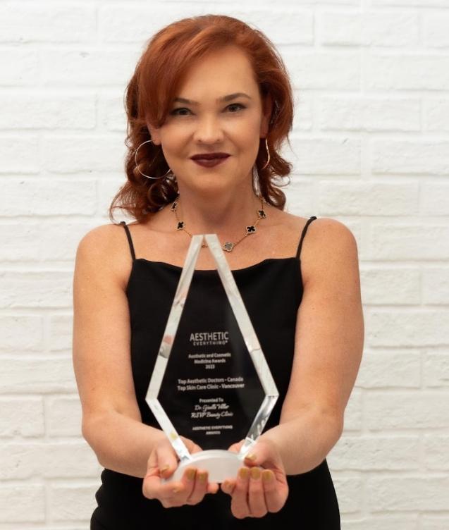 Dr. Giselle Villar with her Aesthetic Everything award